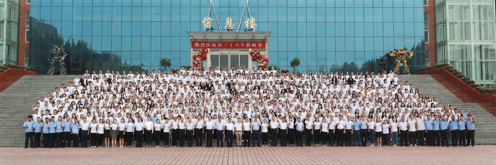 信息楼大合照2.jpg