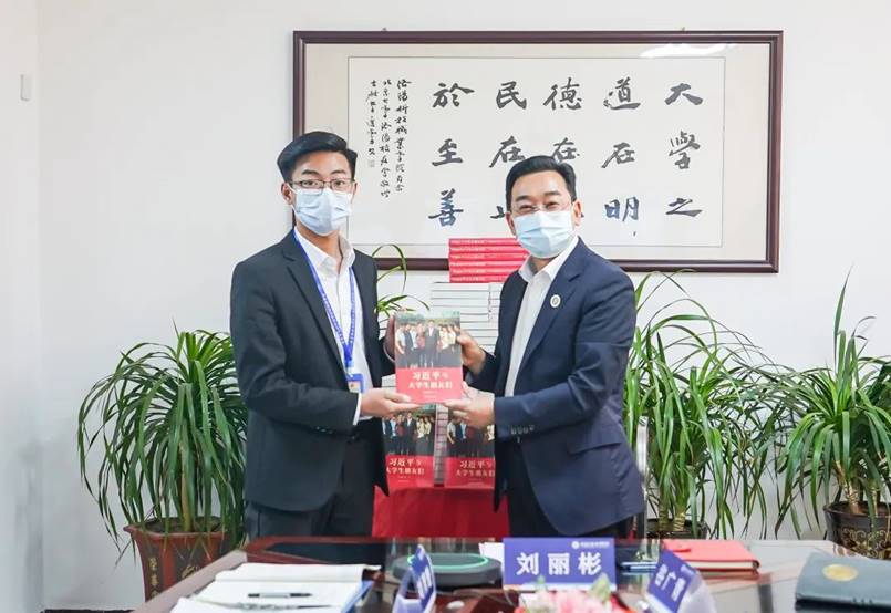 洛阳北大校友会携手beat365亚洲体育在线官网举办“共读一本书”活动 洛阳北大校友会携手beat365亚洲体育在线官网举办“共读一本书”活动