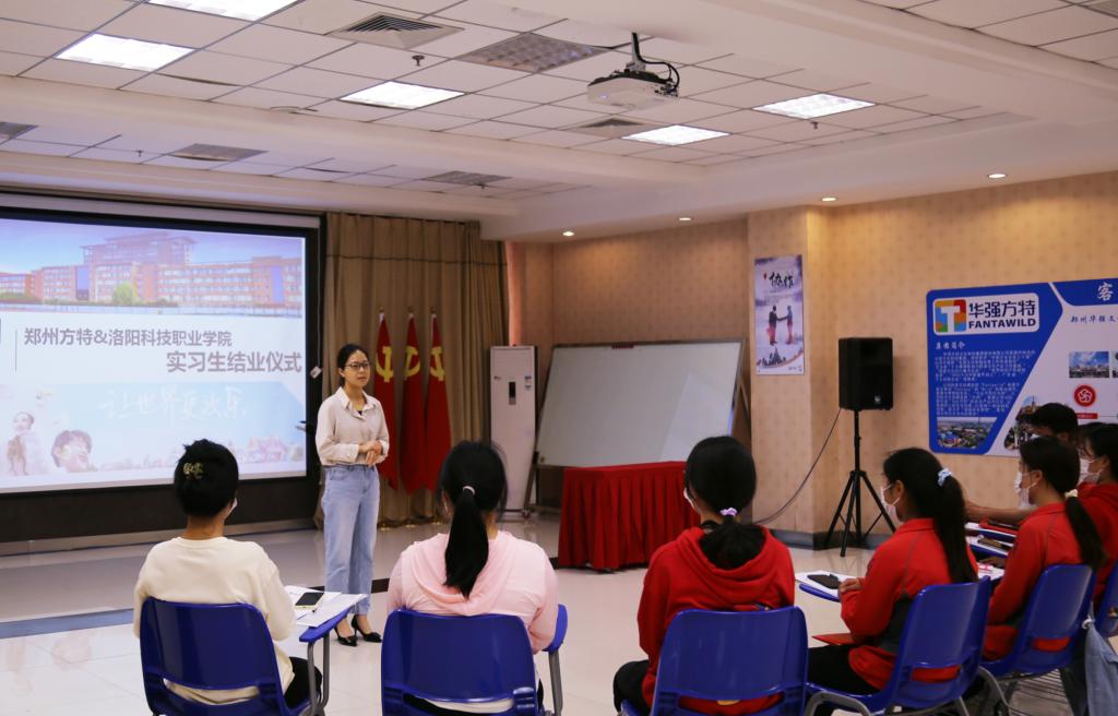在郑州方特旅游度假区实习的beat365学子，结业啦！